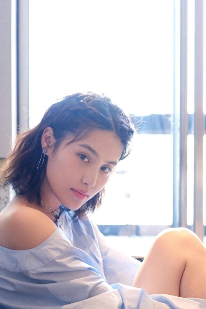 韩丹彤云朵蓝一字肩衬衫小露香肩搭配超短裙尽显修长美腿惹人羡