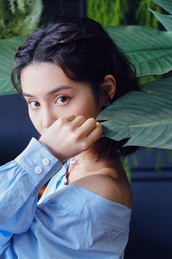 韩丹彤云朵蓝一字肩衬衫小露香肩搭配超短裙尽显修长美腿惹人羡