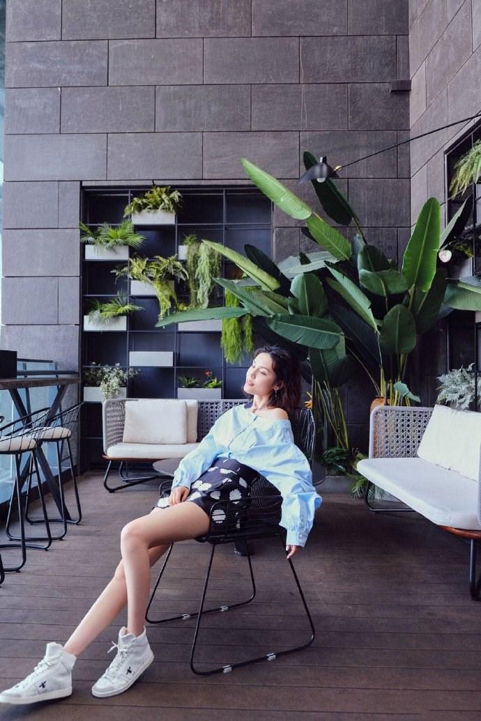 韩丹彤云朵蓝一字肩衬衫小露香肩搭配超短裙尽显修长美腿惹人羡