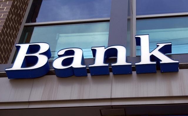 如果在银行存款30万,被银行员工转走花了,银行赔吗?