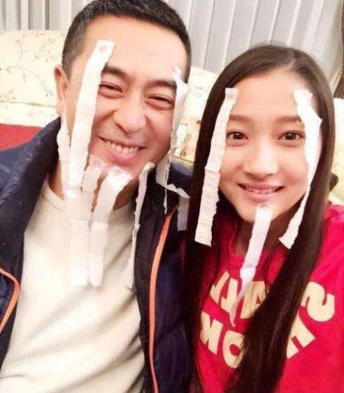 和《大丈夫》中,关晓彤分别扮演张嘉译的"女儿"杨树苗和欧阳淼淼,那时