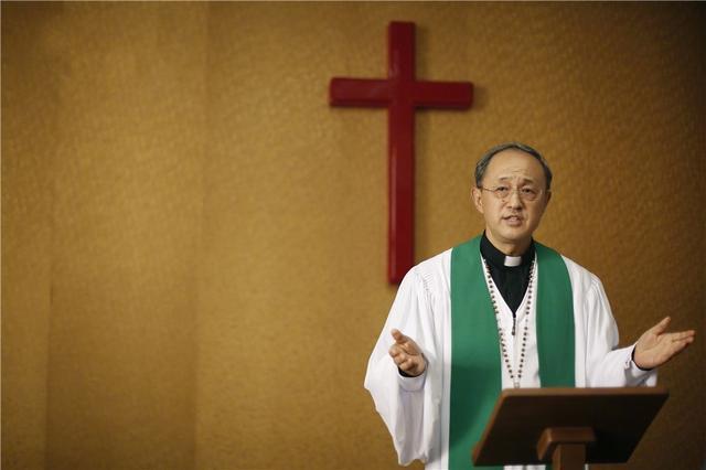 后来才知道为了演好《我不是药神》,杨新鸣早早就为了演刘牧师这个