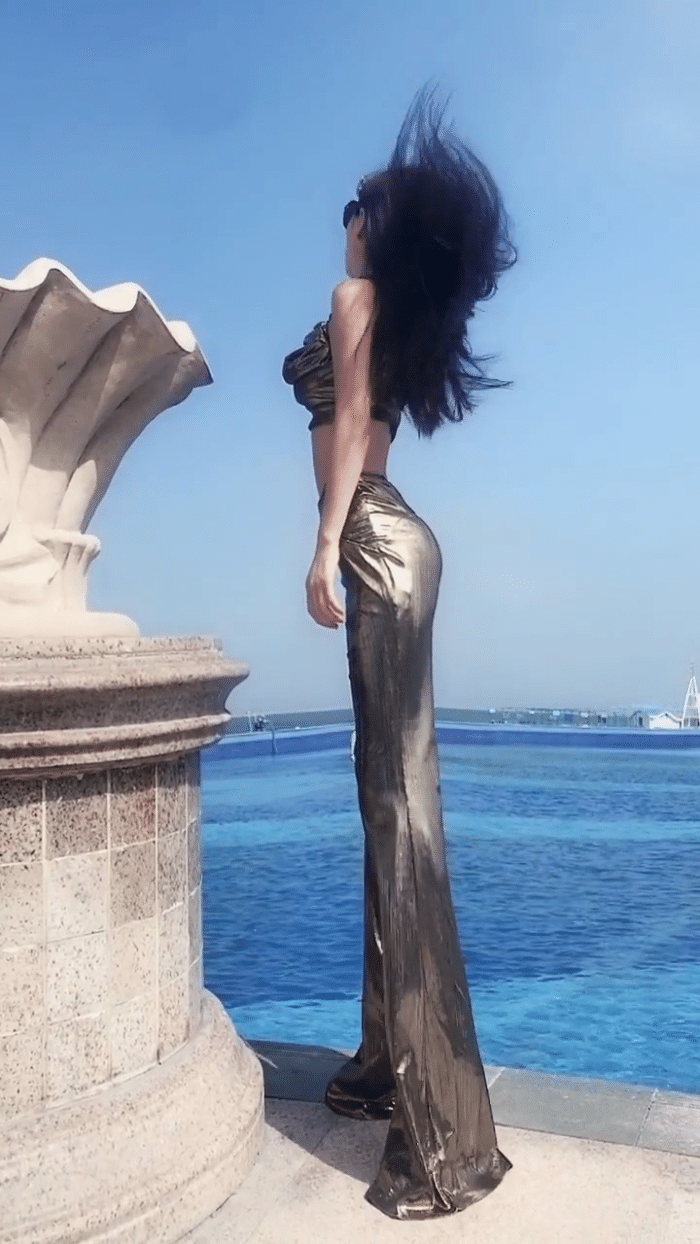 海边美女穿搭时尚,展现一米八大长腿