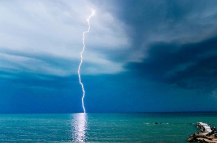 在打雷的时候闪电打到海里里面的鱼会发生怎样的变化