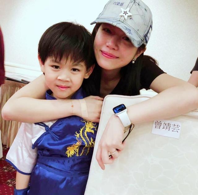 陈妍希带儿子游水族馆,2岁小星星昂着脑袋看鱼,憨态可掬