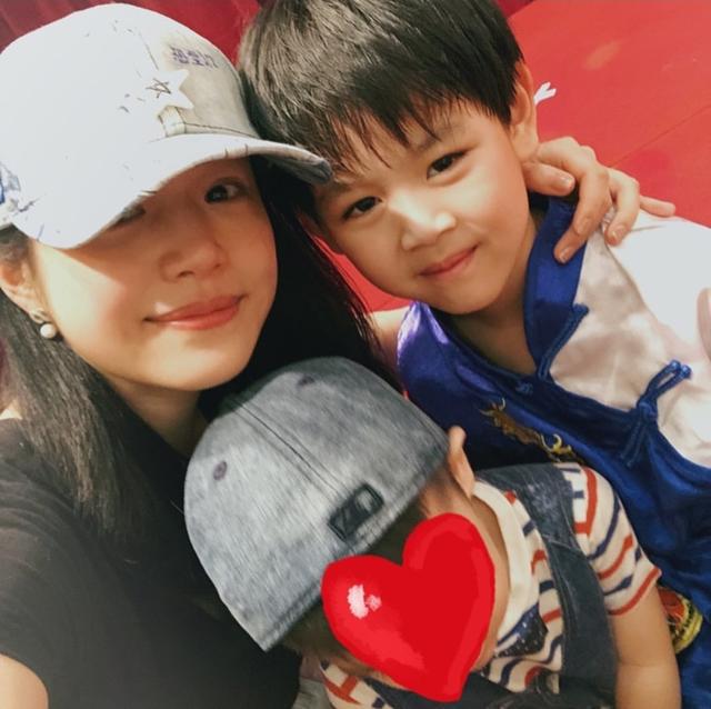 陈妍希带儿子游水族馆,2岁小星星昂着脑袋看鱼,憨态可掬