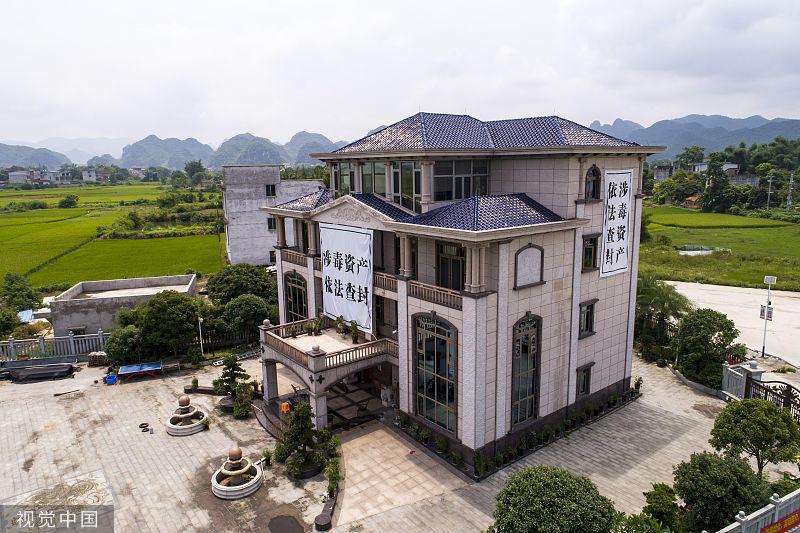 航拍大毒枭张加爱豪华别墅,占地两三亩高达4层,装修富丽堂皇