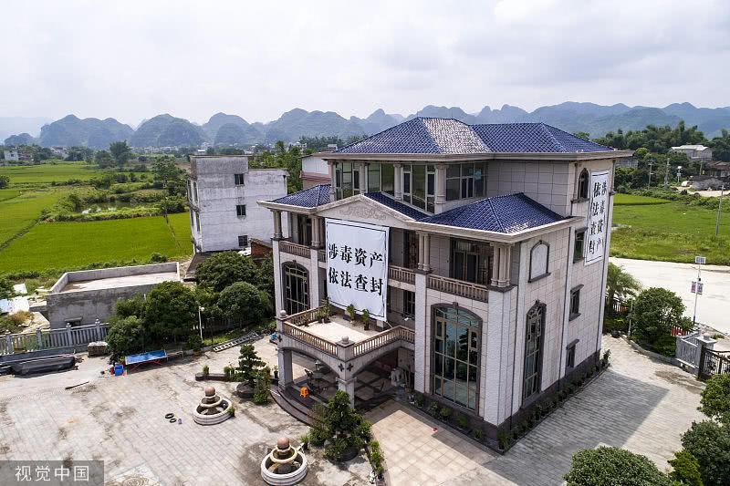 航拍大毒枭张加爱豪华别墅,占地两三亩高达4层,装修富丽堂皇