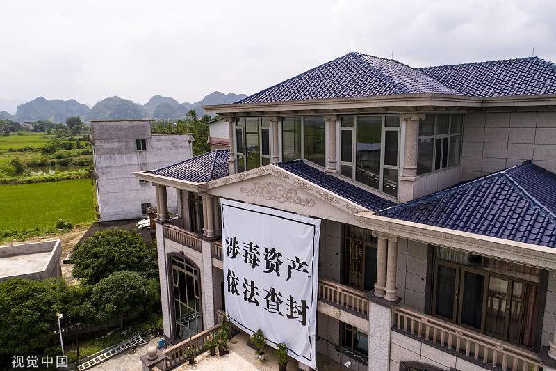 航拍大毒枭张加爱豪华别墅,占地两三亩高达4层,装修富丽堂皇