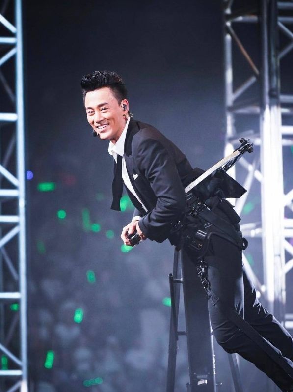 林峯在上海开演唱会,女友张馨月撑场!大方与粉丝合照