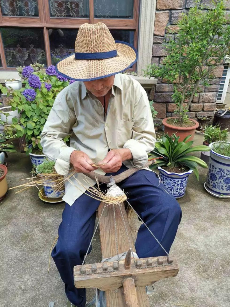 你见过打草鞋吗?舟山盐仓84岁老伯,让人见识快失传的老手艺
