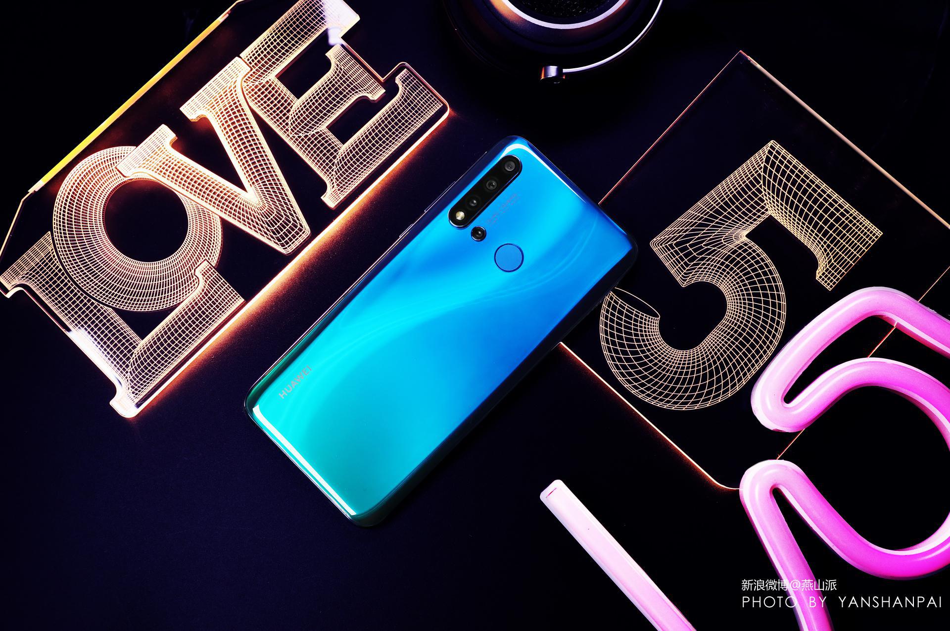 在夜晚的时候华为nova5i苏音蓝这一次撩人心弦