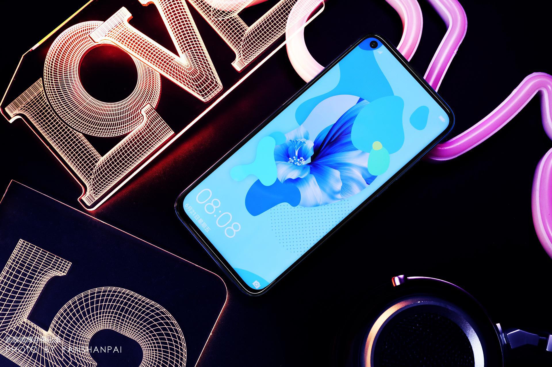 在夜晚的时候华为nova5i苏音蓝这一次撩人心弦