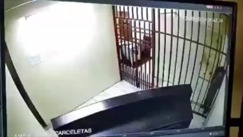 囚犯施展“缩骨神功”钻出监狱门逃走 监控拍下全程