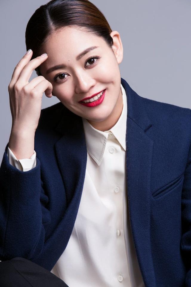 走红后抛弃原配娶小8岁娇妻,如今前妻成名,他沦落到无戏可拍