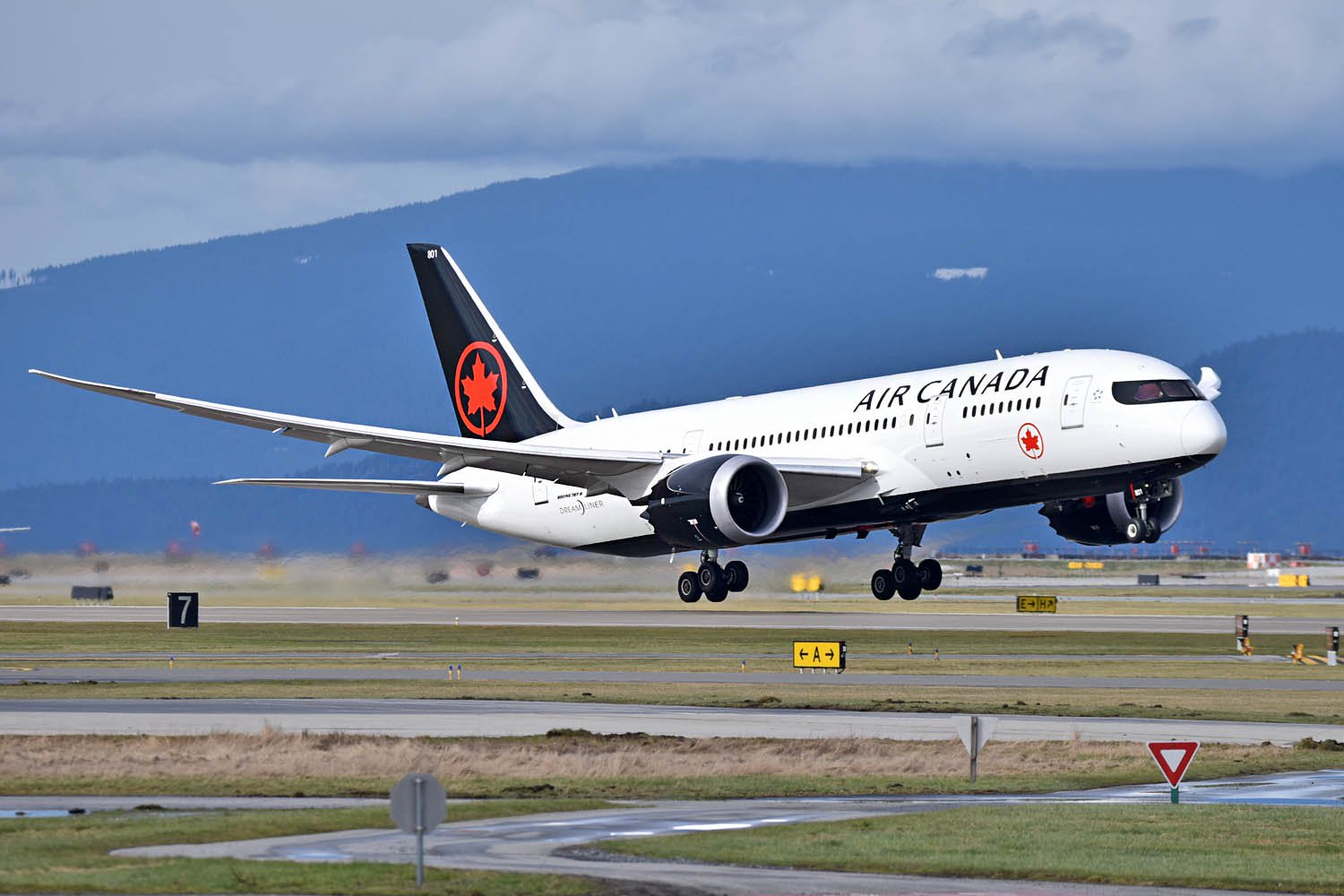 加拿大航空首架787梦幻客机,编号c-ghpq 图自cbc新闻网