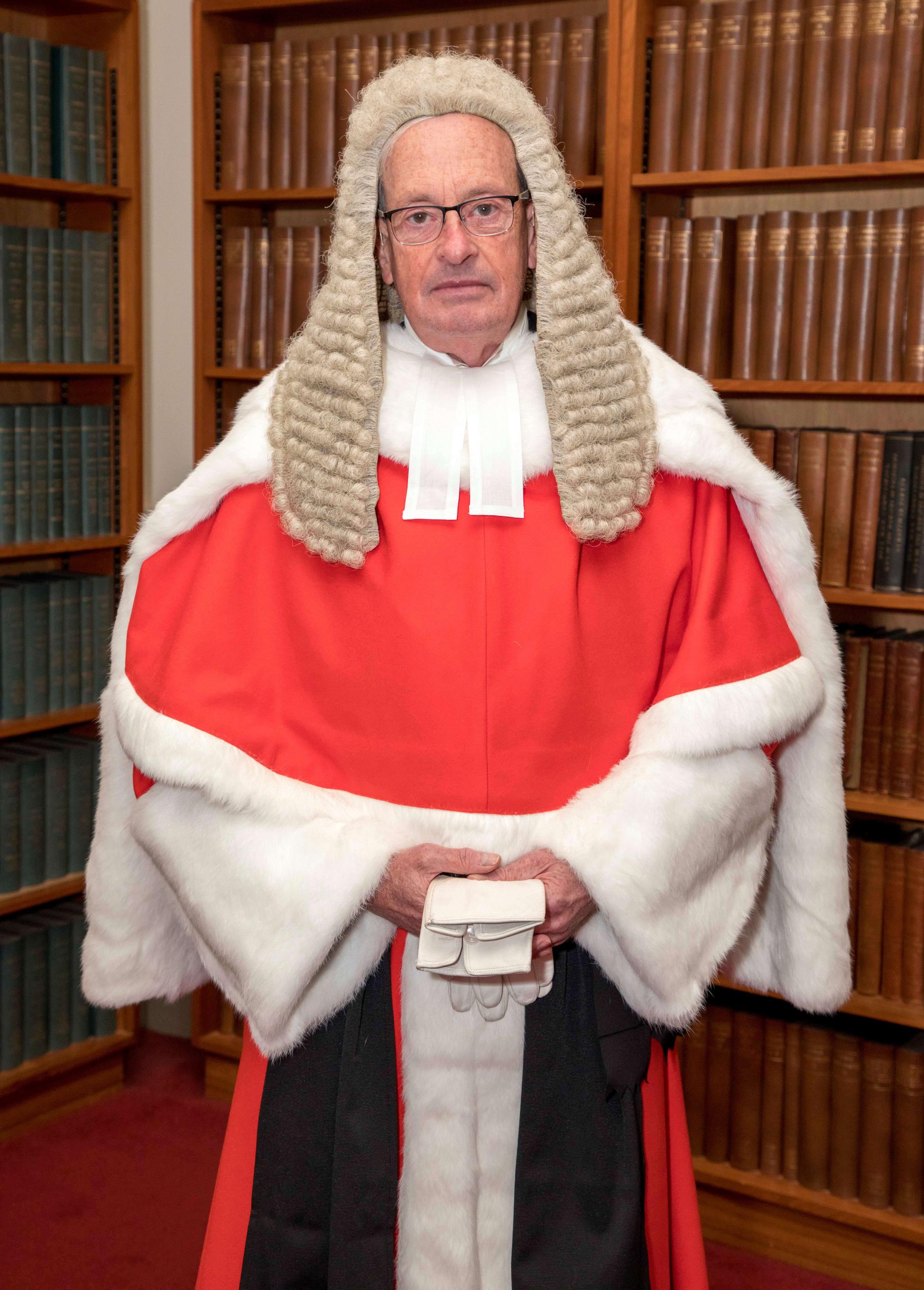 英国男子发现八岁儿子非亲生子起诉妻子要求归还花在孩子身上的所有钱