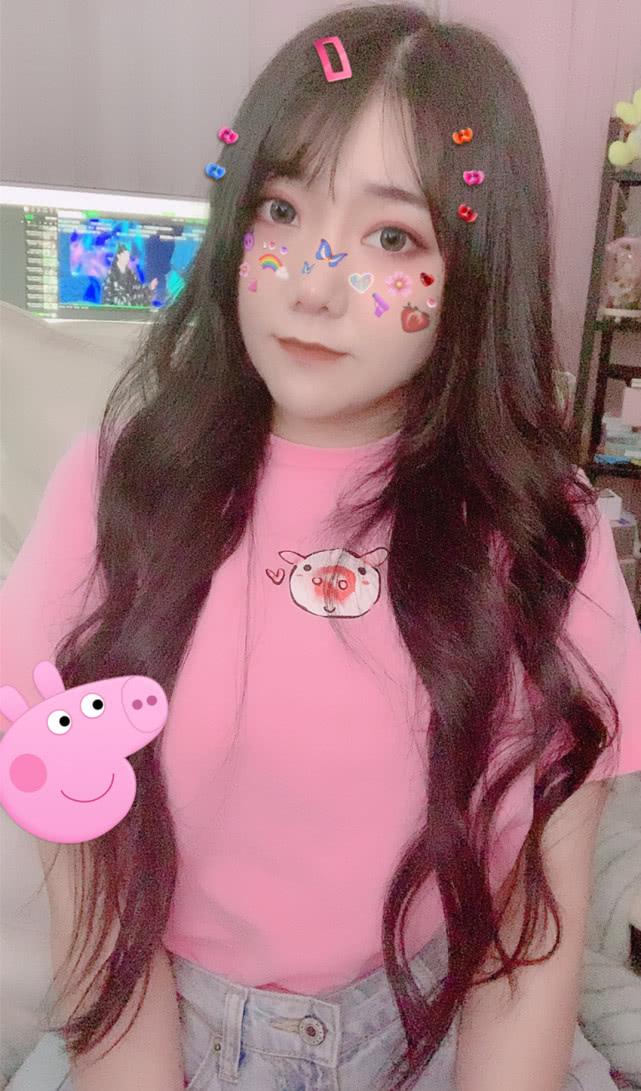 斗鱼一姐小团团首次晒全身照打破两百斤传言比呆妹儿还美