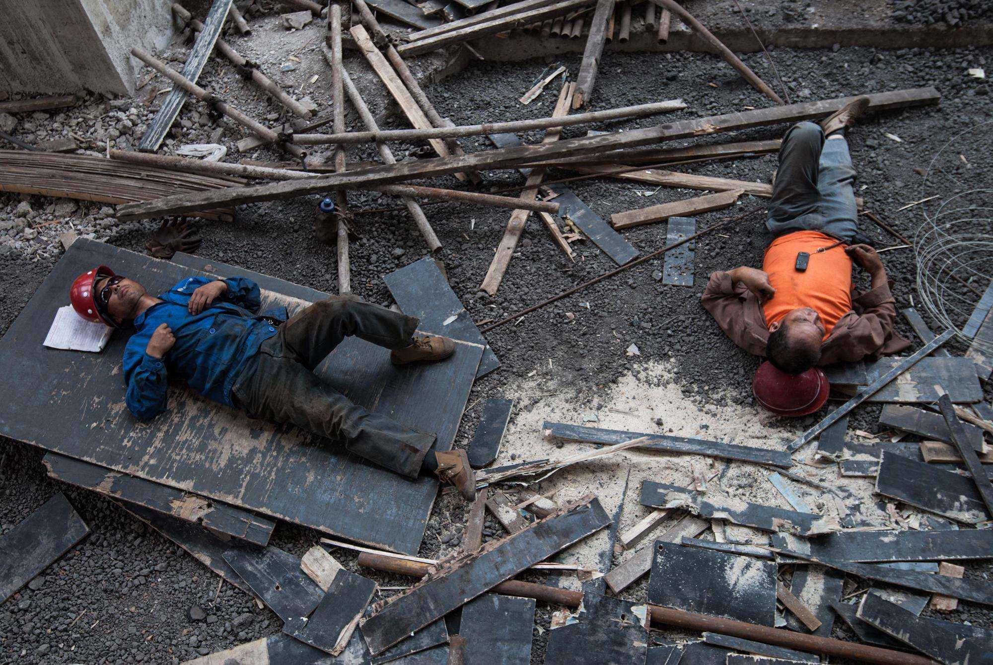 时间不稳定:在工地上干活,需要忍受着各种嘈杂的环境,本身的工作就