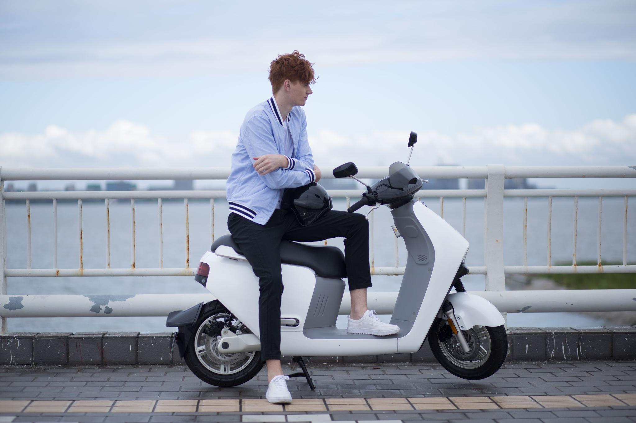 蓝鲨robor智能电动摩托车在京发布