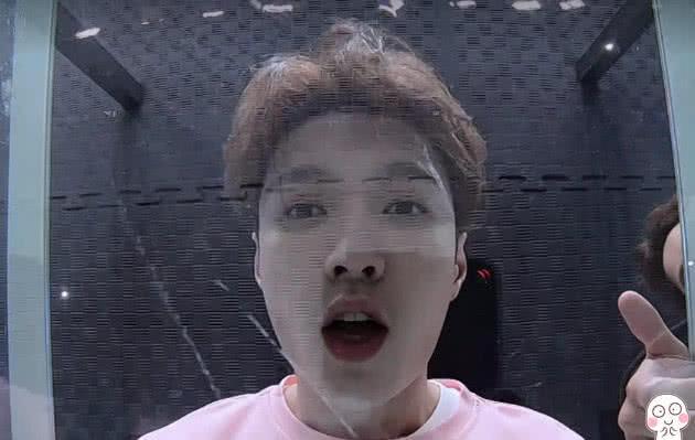 张艺兴到底有多狠?节目现场用清水卸妆,素颜曝光后,全场惊艳了