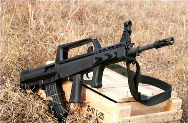 95式自动步枪重3.25千克，全长746毫米，射速650发每分钟