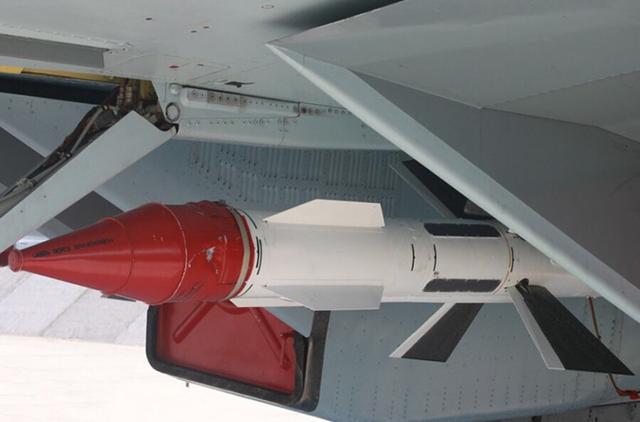 空空导弹代表作r-27性能如何?打上百公里,且抗干扰能力极强