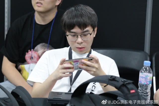 jdg队长绿毛生日,众人送祝福,粉丝:洲际赛冠军是最好的礼物
