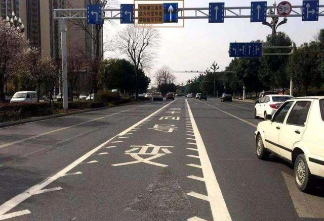 直行车道行驶被罚?司机大呼冤枉,交警:不了解情况,下次还受罚