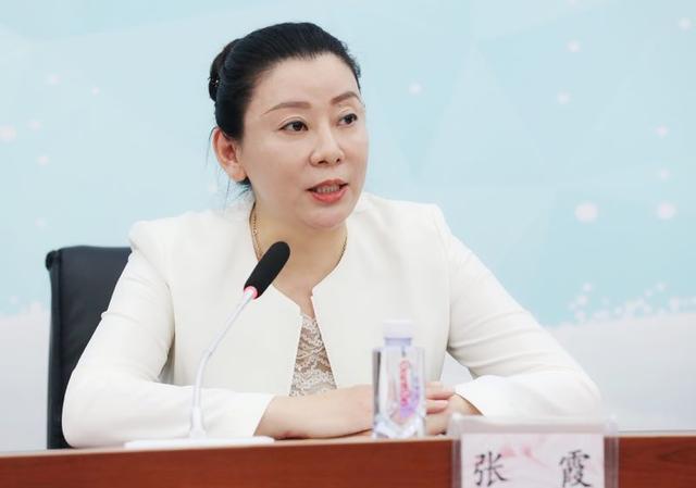 北京市体育局副局长张霞等领导和嘉宾出席了典礼并向毕业生代表颁发