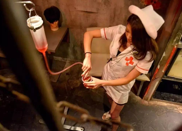 日本奇葩餐厅:姑娘们给男性套上镣铐,不允许逃跑!