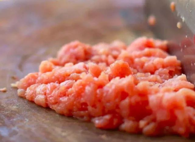 剁肉馅原来这么容易,方法特别简单,一分钟就剁好,比机器还快!