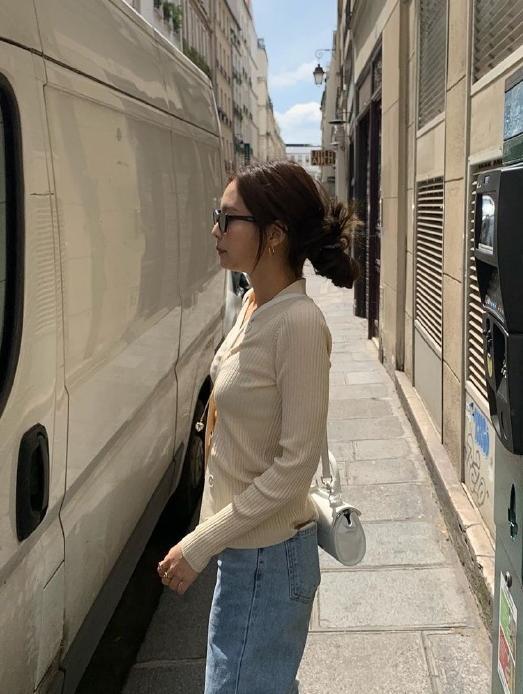 jennie现身巴黎街头,针织衫搭牛仔裤气质优雅,这张脸太高级了