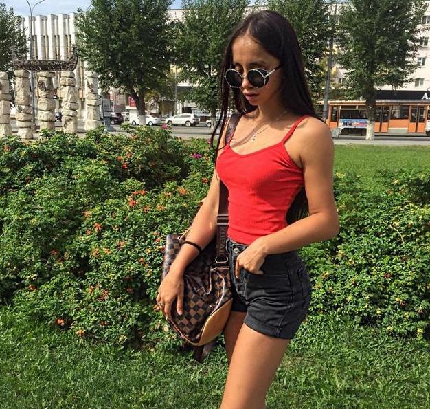 15岁俄罗斯少女,因"蚂蚁腰"走红网络,网友:逆天,还没腿粗!