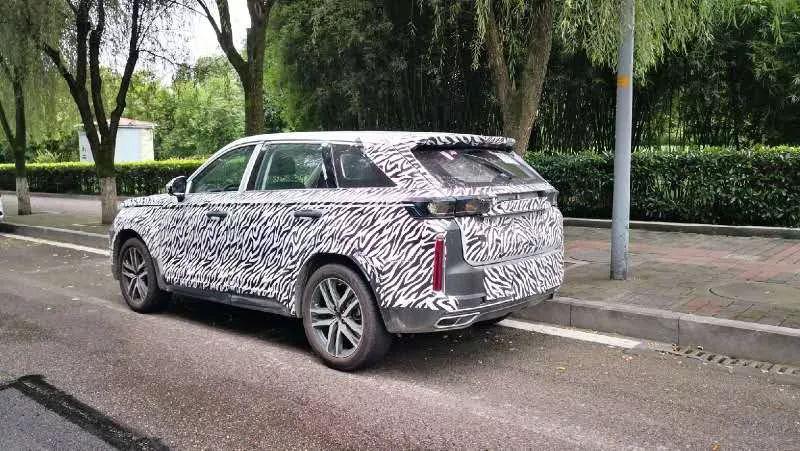 奔腾t99伪装车惊现长安汽车研究总院门口网友:这波骄傲太明显!