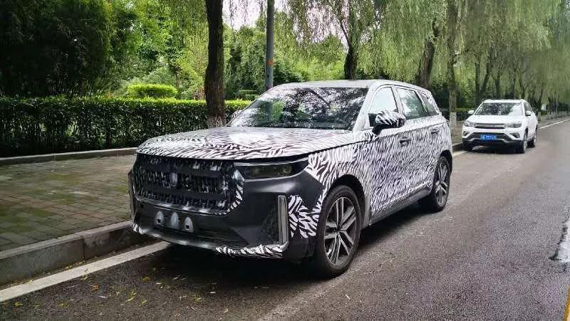 奔腾t99伪装车惊现长安汽车研究总院门口网友:这波骄傲太明显!