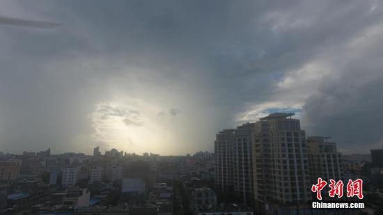南海低压生成台风，海南省琼海市上空出现壮观雨柱。中新社发 蒙钟德 摄 图片来源：CNSPHOTO