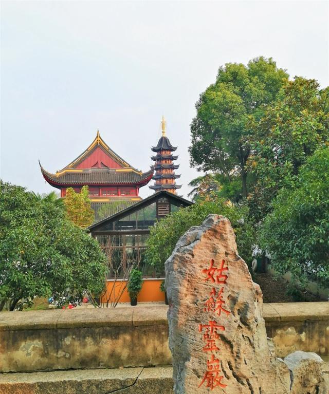 灵岩山寺始建于西晋时期,是一座有1600多年历史的庄严佛土.