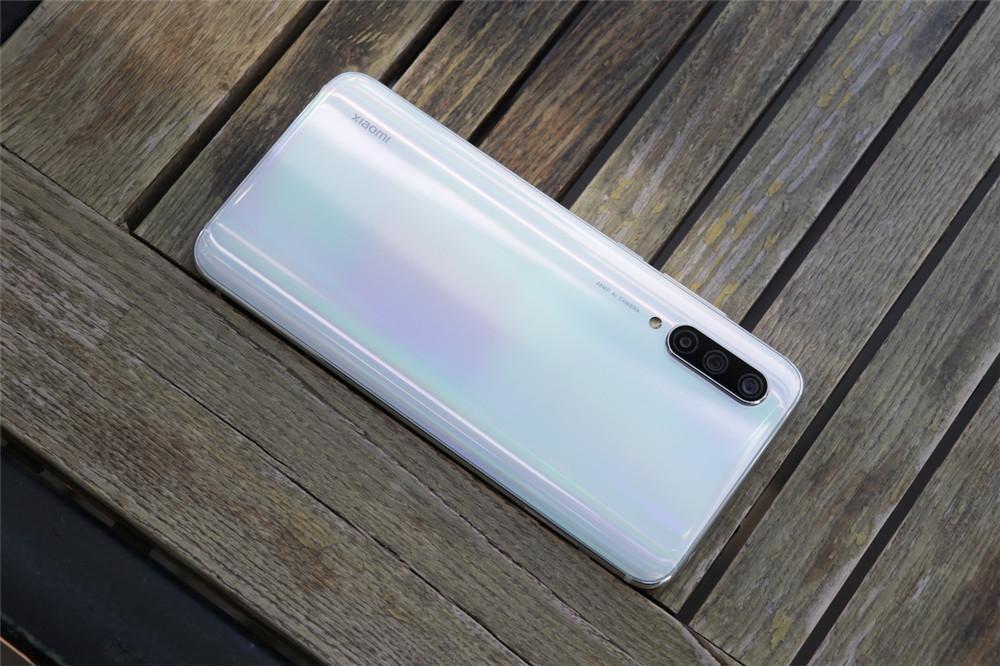 "白色恋人"首发图赏,白色小米cc9真机开箱,这颜值令人心动