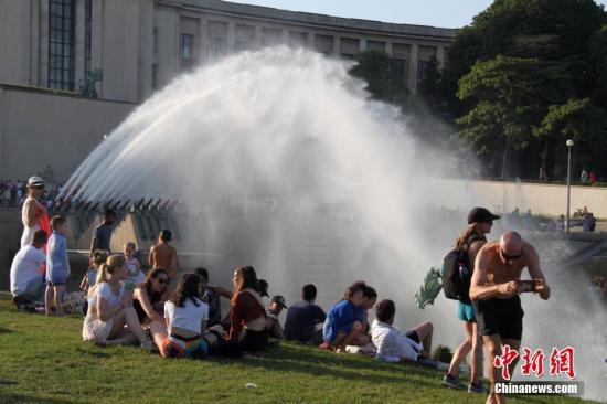 当地时间6月27日,巴黎埃菲尔铁塔对面的“华沙喷泉”完全对外开放。法国遭遇史上罕见热浪袭击,最高气温超越历史同期。法国首都巴黎的气温居高不下,最近两天的最高气温一直在34摄氏度以上。中新社记者 李洋 摄