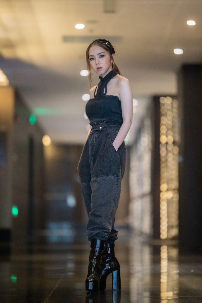 邓紫棋金曲奖太硬核了铠甲装霸气侧漏蛋糕裙少女心炸裂呀