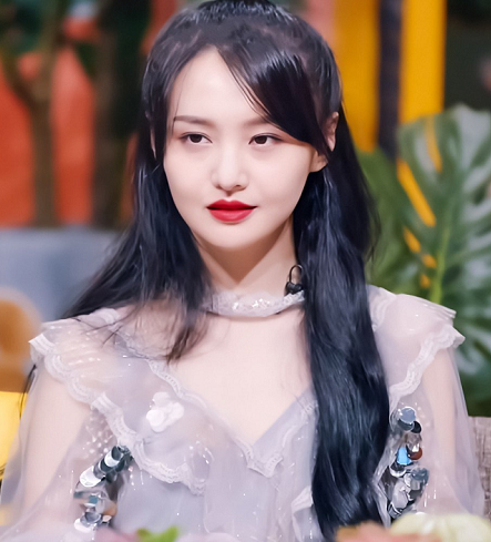 郑爽因学历太高被全网质疑,当镜头拉近她写的字后,网友纷纷闭嘴