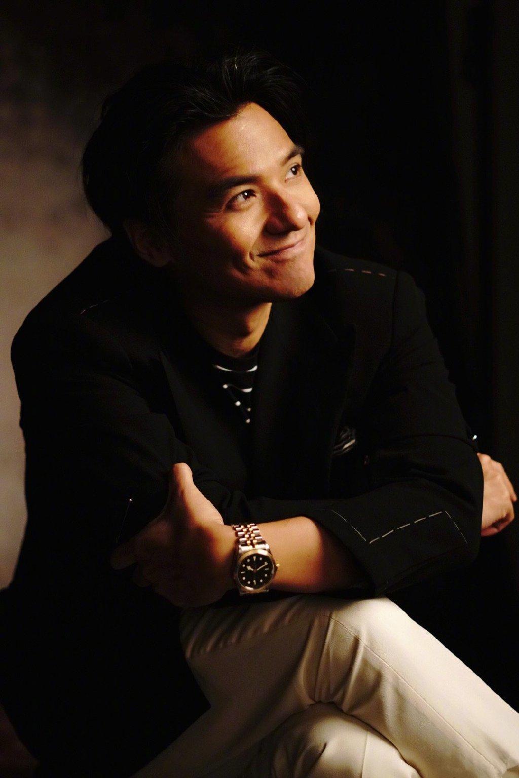 舒淇老公冯德伦登封面,西装配条纹衫帅气有型,45岁彰显熟男气质