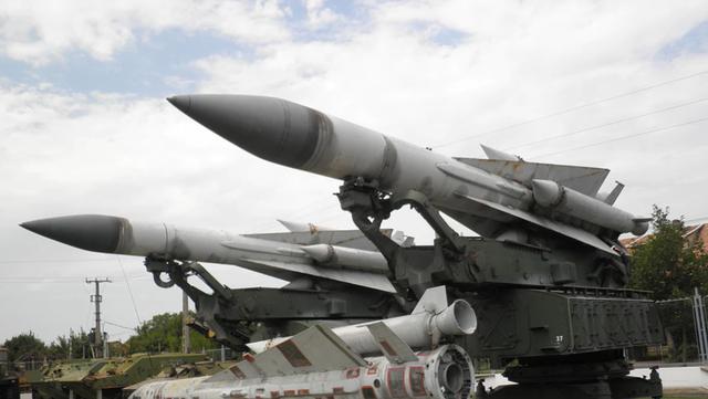 萨姆-5远程防空导弹残骸上面的俄文从黎巴嫩当地人从海岸线拍摄的一段