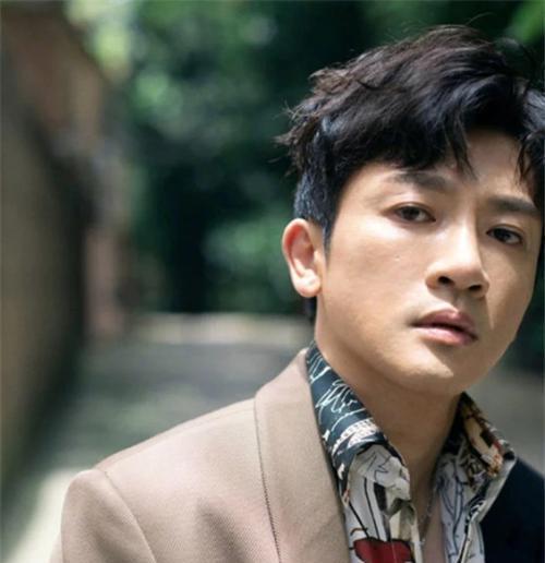 46岁苏有朋晒时尚大片,不老男神越活越没男人味,没整容谁信?