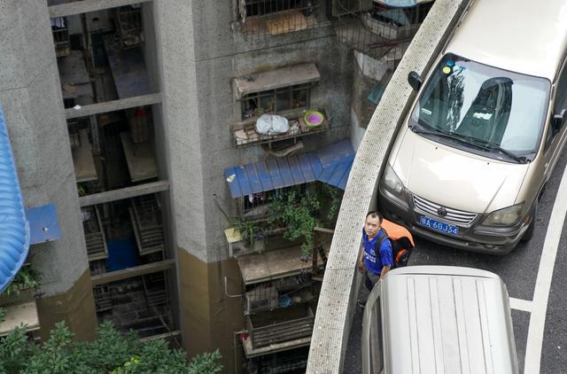 魔幻重庆24层楼没电梯菜鸟裹裹小哥每天爬百层楼梯收快递