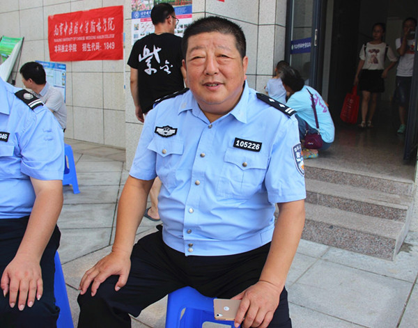 1日早晨,仪征市公安局内保大队民警史兆友和平时一样,早早地来到了
