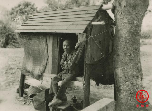 民国老照片:底层百姓生活惨淡,老人乞讨被赶走