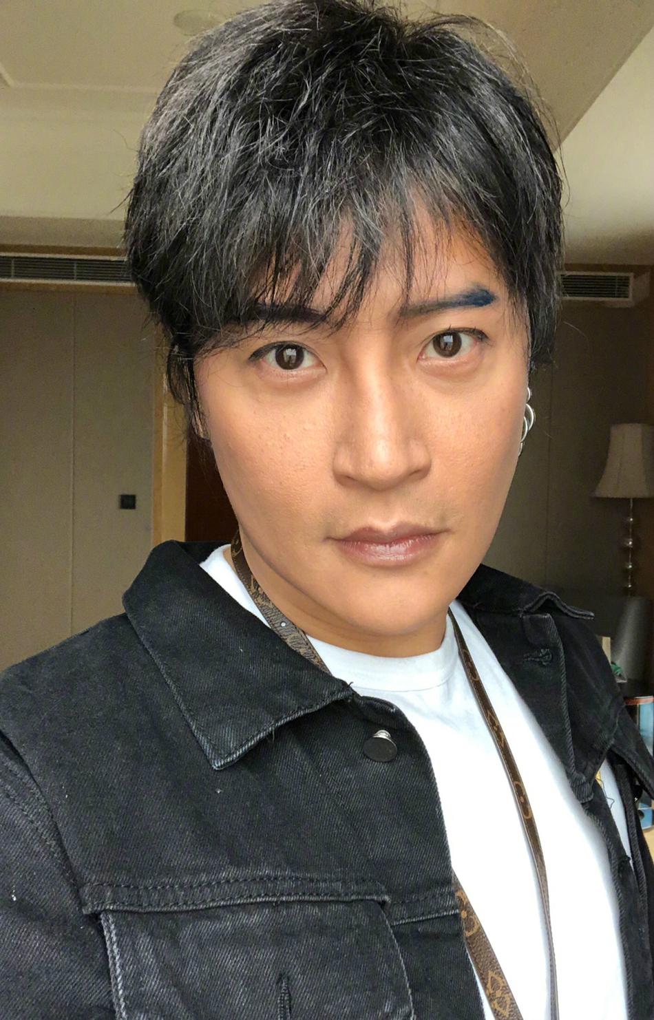 而扎脏辫之前,陈志朋的发型挺放飞自我,在台上一样帅出新鲜味道.