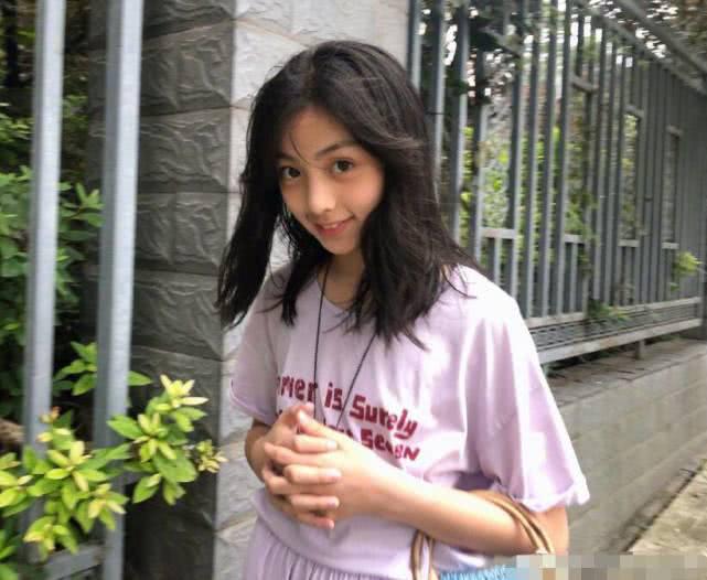 人如其名的星二代,曾演过小花千骨,如今12岁长得很像混血美女